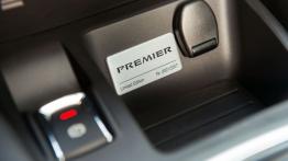 Nissan Qashqai II Premier Limited Edition (2014) - emblemat na konsoli środkowej
