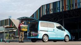 Nissan e-NV200 Combi (2014) - tył - bagażnik otwarty