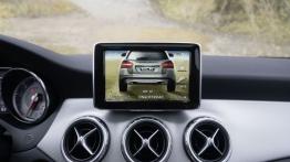 Mercedes GLA 250 4MATIC (2014) - ekran systemu multimedialnego