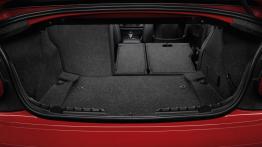 BMW serii 2 Coupe (2014) - tylna kanapa złożona, widok z bagażnika