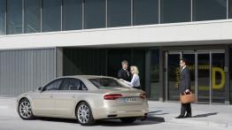 Audi A8 L W12 6.3 FSI quattro Facelifting (2014) - widok z tyłu
