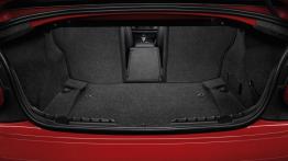 BMW serii 2 Coupe (2014) - tylna kanapa złożona, widok z bagażnika