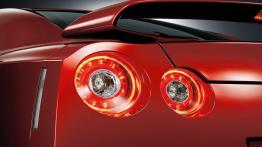 Nissan GT-R 2014 - lewy tylny reflektor - włączony