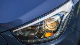 Hyundai ix35 Facelifting CRDi (2014) - lewy przedni reflektor - włączony