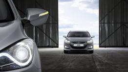 Hyundai i40 - przód - reflektory włączone