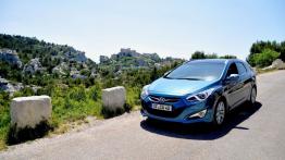 Hyundai i40 - przód - reflektory włączone