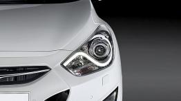 Hyundai i40 - lewy przedni reflektor - włączony