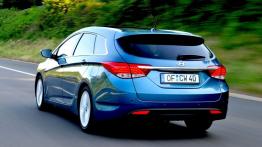Hyundai i40 - tył - reflektory włączone