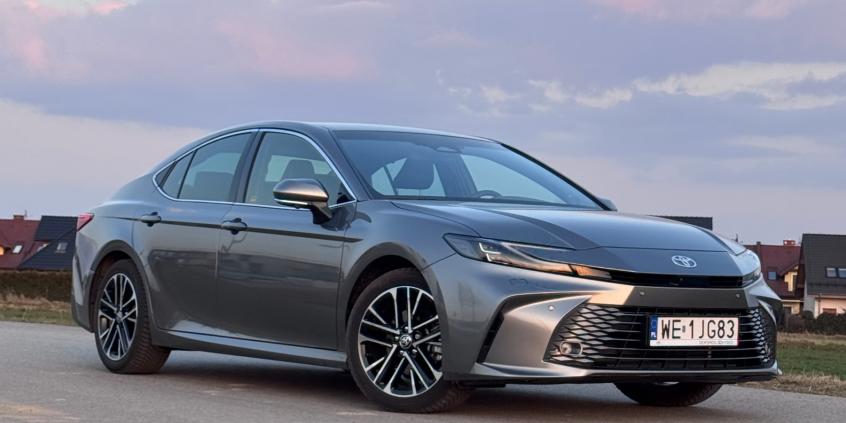 Toyota Camry Hybrid Executive wydaje się nudna, a jest świetna. Niczego nie udaje, bo nie musi