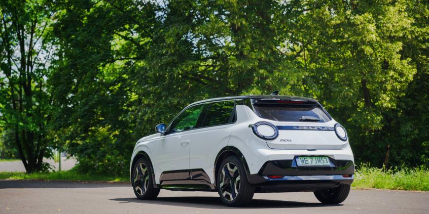 Nissan Micra 52 kWh Evolve Plus to przykład kobiecego auta. Kupimy go oczami i nie pożałujemy