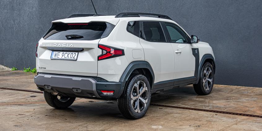 Toyota C-HR 1.8 Hybrid vs Dacia Duster 1.8 Full Hybrid. Porównanie spalania, kosztów i opinii