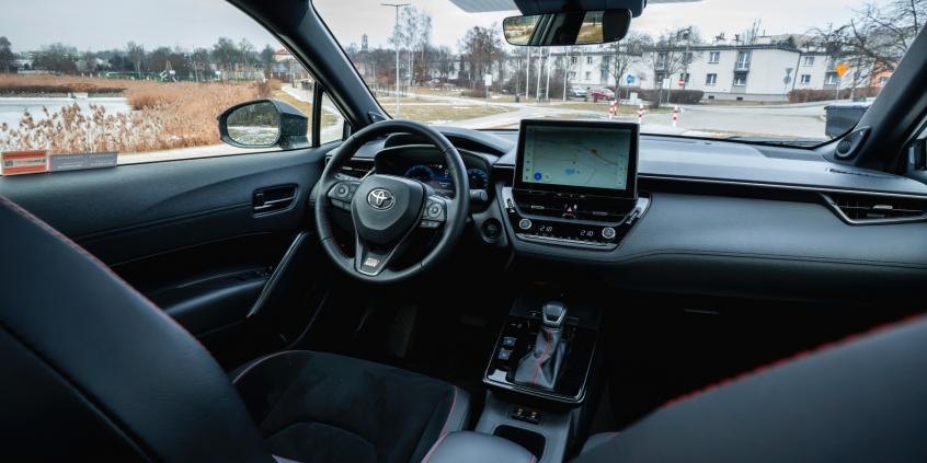 Porównanie: Toyota Corolla Cross vs Honda ZR-V vs Nissan Qashqai. Japońskie hybrydy dla Kowalskiego