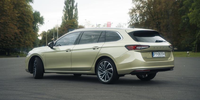 Škoda Kodiaq vs Superb Combi - porównanie funkcjonalności i bagażnika. Jakie przewagi ma SUV, a jakie kombi?