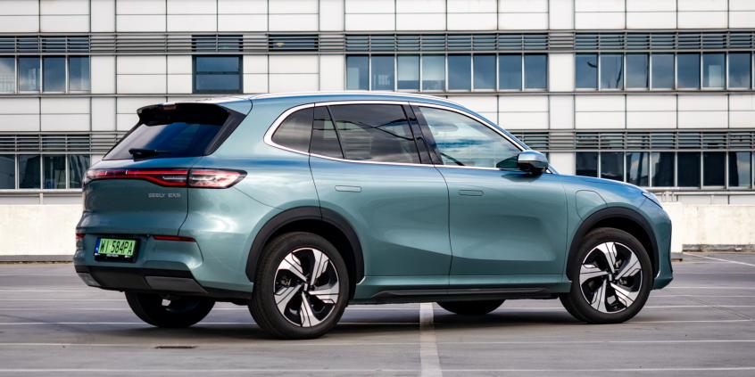 Porównanie: Geely EX5 vs Škoda Enyaq. Czy chiński elektryk przekona czymś więcej niż ceną?