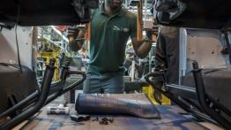 Land Rover Defender 2,000,000 (2015) - taśma produkcyjna