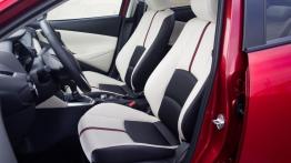 Mazda 2 III SKYACTIV-G 1.5 (2015) - widok ogólny wnętrza z przodu