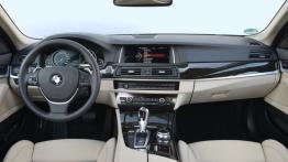 BMW serii 5 F10 518d Sedan (2015) - pełny panel przedni