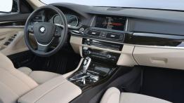 BMW serii 5 F10 518d Sedan (2015) - kokpit