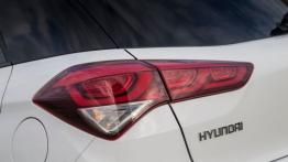 Hyundai i20 II Hatchback Kappa 1.4 MPI (2015) - lewy tylny reflektor - wyłączony