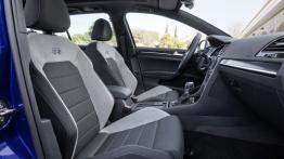 Volkswagen Golf VII R Variant (2015) - widok ogólny wnętrza z przodu