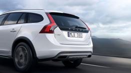 Volvo V60 Cross Country (2015) - tył - reflektory włączone