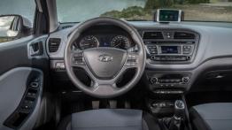 Hyundai i20 II Hatchback Kappa 1.4 MPI (2015) - kokpit