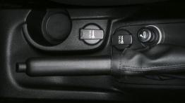 Fiat Doblo III Cargo Facelifting (2015) - tunel środkowy między fotelami