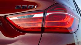 BMW 220i Gran Tourer (2015) - prawy tylny reflektor - włączony