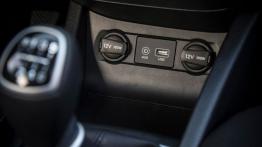 Hyundai i20 II Hatchback Kappa 1.4 MPI (2015) - gniazda multimedialne w konsoli środkowej