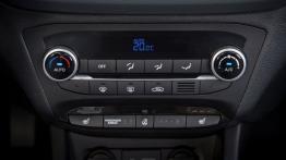 Hyundai i20 II Hatchback Kappa 1.4 MPI (2015) - panel sterowania wentylacją i nawiewem
