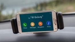 Hyundai i20 II Hatchback Kappa 1.4 MPI (2015) - uchwyt na smartfona na desce rozdzielczej