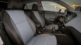 Hyundai i20 II Hatchback Kappa 1.4 MPI (2015) - widok ogólny wnętrza z przodu