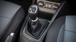 Hyundai i20 II Hatchback Kappa 1.4 MPI (2015) - dźwignia zmiany biegów