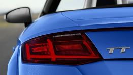 Audi TT III Roadster (2015) - lewy tylny reflektor - wyłączony