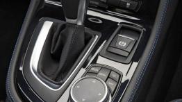 BMW 220i Gran Tourer (2015) - tunel środkowy między fotelami