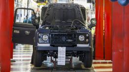 Land Rover Defender 2,000,000 (2015) - taśma produkcyjna