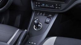 Toyota Auris II Hatchback Facelifting Hybrid (2015) - konsola środkowa