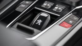 Peugeot 508 Sedan Facelifting (2015) - schowek w tunelu środkowym