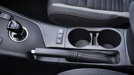 Toyota Auris II Hatchback Facelifting Hybrid (2015) - tunel środkowy między fotelami