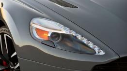 Aston Martin Vanquish Volante (2015) - prawy przedni reflektor - włączony