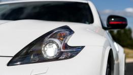 Nissan 370Z Nismo (2015) - lewy przedni reflektor - włączony
