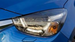 Mazda 2 III SKYACTIV-G 1.5 (2015) - lewy przedni reflektor - włączony