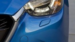 Mazda 2 III SKYACTIV-G 1.5 (2015) - lewy przedni reflektor - włączony