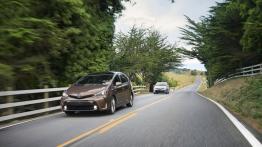 Toyota Prius V Facelifting (2015) - widok z przodu