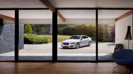 Jaguar XE 2.0T Prestige (2015) - widok z przodu