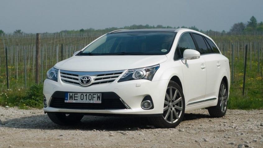 Toyota Avensis III Wagon Facelifting 2.2 D-CAT PowerBoost 190KM 140kW 2014-2015