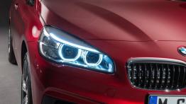 BMW serii 2 Gran Tourer (2015) - prawy przedni reflektor - włączony