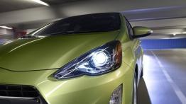 Toyota Prius C Facelifting (2015) - lewy przedni reflektor - włączony