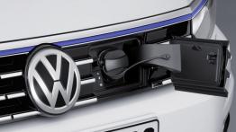 Volkswagen Passat B8 GTE Variant (2015) - gniazdo ładowania w pasie przednim