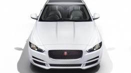 Jaguar XE 2.0T Prestige (2015) - przód - reflektory włączone